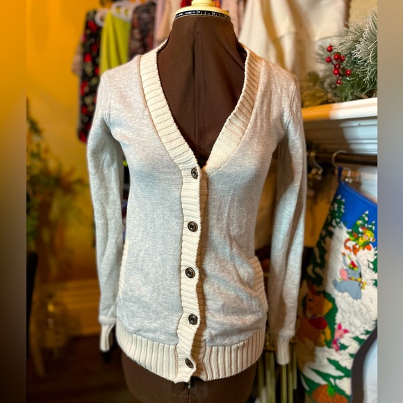 Roots Sweaters - Wonen’s Roots Button up Sweater ( XS )